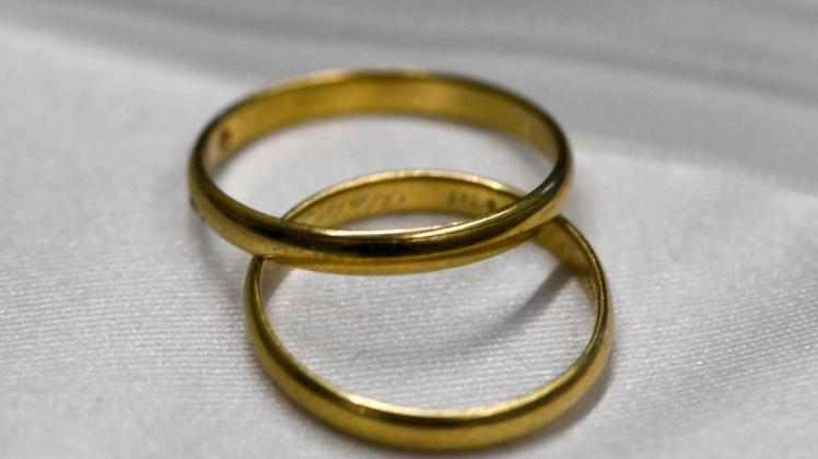 Eheringe haben sich die Menschen schon vor 3000 Jahren zur Hochzeit an die Finger gesteckt.