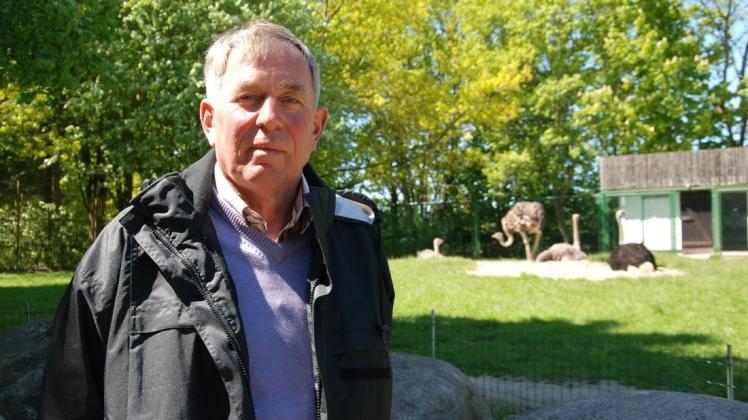 Tierparkdirektor Michael Werner vor dem Straußengehege in Wismar.