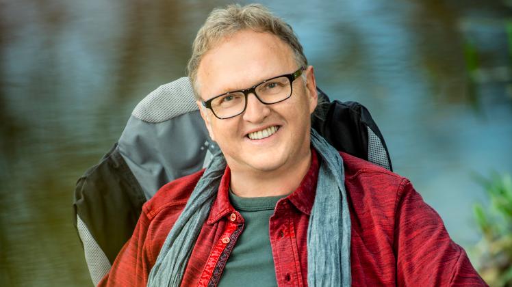 author An der Lehmkuhle in Seeste hat Friedrich Schönhoff etliche Stunden geschrieben. An dem kleinen Waldsee spielt sich in seinem Krimi „Tod an der Lehmkuhle“ ein bizarrer Mordfall ab.
