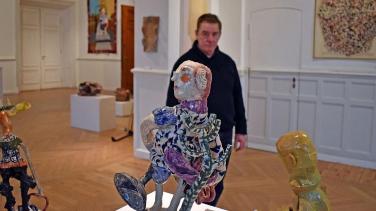 Tanzende Figuren aus Ton und großformatige Werke aus und auf Papier. Die neue Ausstellung in Wiligrad bringt auch Detlef Kiehn vom Kunstverein immer wieder zum Staunen.