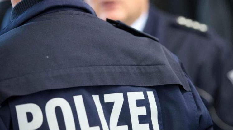 In Parchim sollen sich zwei Männer als Beamte ausgegeben haben. Einer von ihnen soll eine Jacke mit der Aufschrift "Polizei" getragen haben.