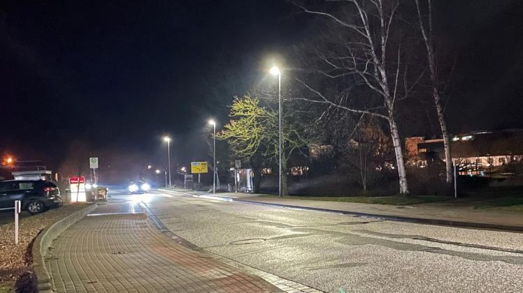 Vor zwei Wochen war es hier stockdunkel. Nun leuchten sie wieder die Straßenlaternen an der Straße Am Forsthof in Bützow.