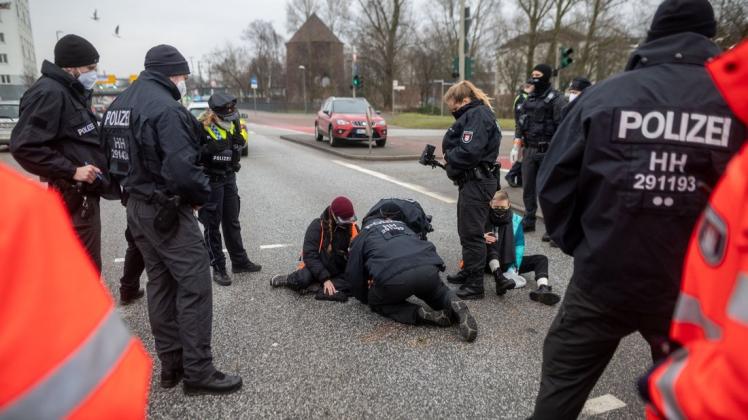 Aktivisten Blockieren Im Berufsverkehr Wichtige Straße | SHZ