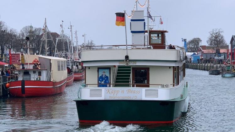 Endlich gibt es in Warnemünde wieder Hafenrundfahrten. Die ,Käpp&apos;n Brass&apos; legt ab. Ab nächste Woche kommt die ,Min Herzing&apos; dazu.