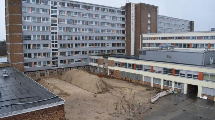 Das Baufeld für den Neubau der Notfallambulanz des Klinikums Südstadt Rostock ist vorbereitet. Mit dem Rohbau soll im April gestartet werden.