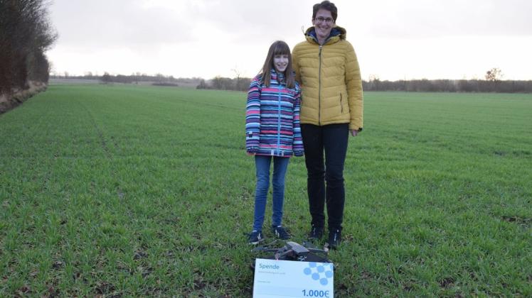 Anke Schwerdtle und ihre Tochter Janna (10) aus Pöschendorf helfen in der Rehretter-Saison mit, Kitze vor dem Mähen von Feldern zu holen – und freuen sich, dass die Arbeit des Teams Rehkitzrettung mit 1000 Euro unterstützt wird.