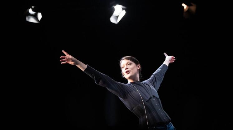 Lili Alexander, der neue Stern am Theaterhimmel, bei den Proben in E-Werk Schwerin im Stück "Hedwig and the Angry Inch".