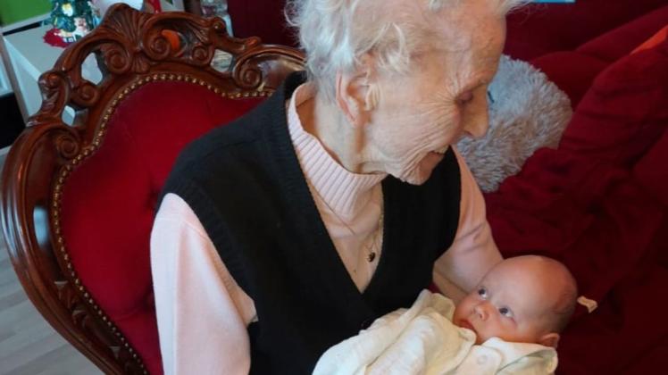 Grete Kulisch und ihren jüngsten Ururenkel Patrick trennen fast 100 Lebensjahre.