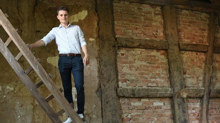 Patrick Lange zeigt symbolisch den Weg ins künftige Obergeschoss. Auf drei Etagen sollen Ferienwohnungen entstehen.