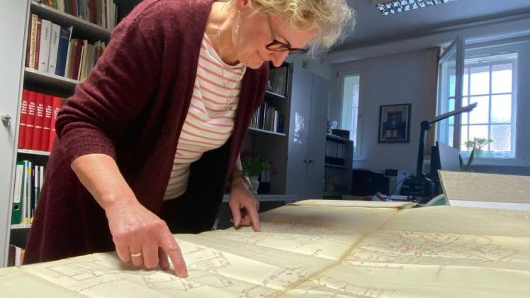 Wittenberges Stadtarchivarin, Carola Lembke, scheut keine Mühen und durchforstet jede Bauakte und jeden Bauplan, um für das wöchentliche Bilderrätsel auf der Wittenberger Facebook-Seite eine umfangreiche Hintergrundgeschichte zu finden.