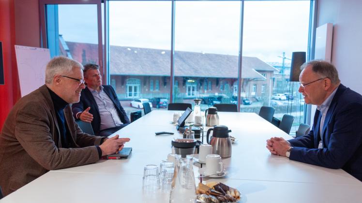 Beim Redaktionsgespräch im NOZ-Quartier in Lingen (von links): Redaktionsleiter Thomas Pertz, Chefredakteur Ralf Geisenhanslüke und Ministerpräsident Stephan Weil.