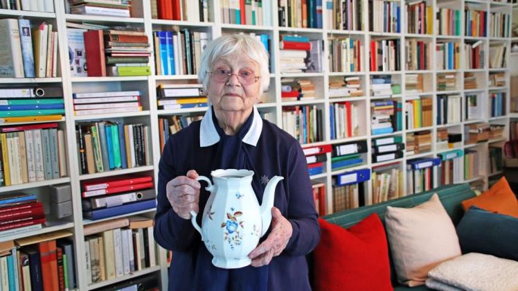 Gisela Scheithauer mit der Kanne, mit der auf der Flucht 1945 die Großmutter das lebensspendende Wasser aus Brunnen schöpfte.