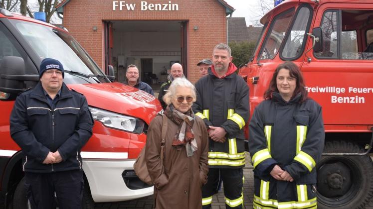 Das neue Feuerwehrfahrzeug ersetzt in Benzin das Robur-Feuerwehrauto von 1961. Freude darüber auch bei Wehrführerin Sabrina Herbst, Bürgermeisterin Angela Treu und Amtswehrführer Danilo Urbutat.