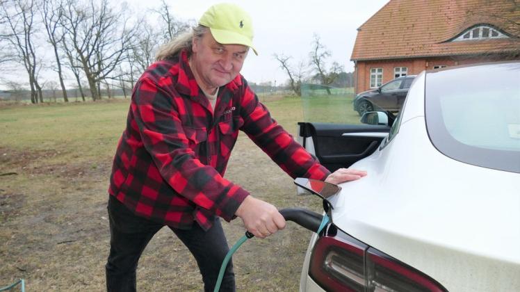 Bei sich daheim kann Holger Friel seine Elektroautos mit nachhaltiger Energie vom Dach aufladen.