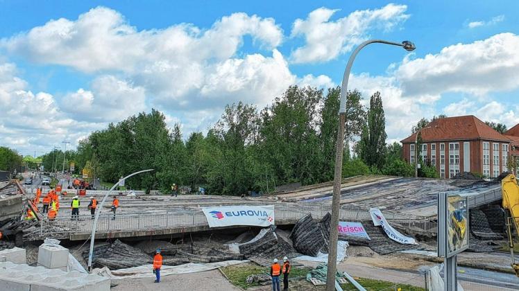 Die Brücke „20. Jahrestag der DDR“ in Brandenburg an der Havel am Altstädtischen Bahnhof wurde nach einer Untersuchung im Jahr 2020 gesperrt, im vergangenen Jahr gesprengt. Wann ein Neubau erfolgt ist ungewiss. dpa/Cevin Dettlaff