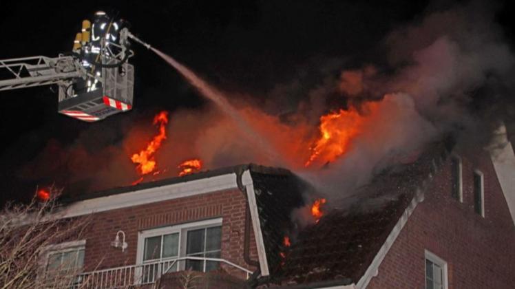 In der Nacht brannte es in einem Mehrfamilienhaus in Neu Kaliß. Über 100 Kameraden kamen zum Einsatz.