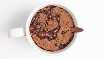 Löst sich das Kakaopulver beim Umrühren vollständig in der Milch? 