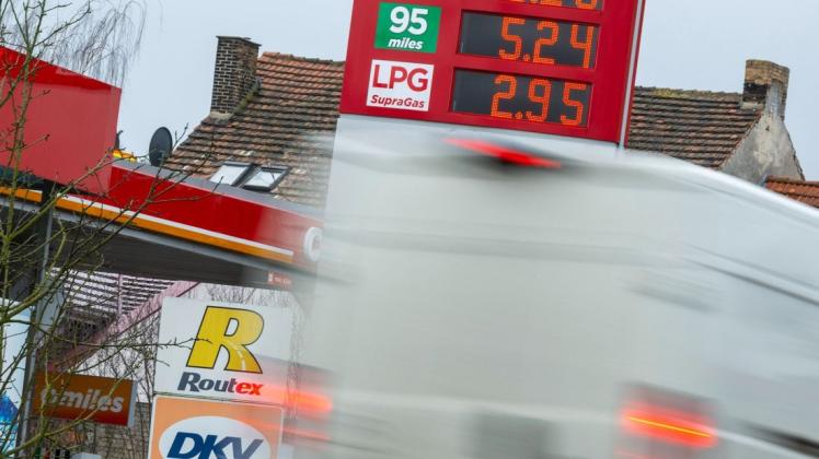 An einer elektronischen Anzeigesäule an einer Tankstelle unweit der deutsch-polnischen Grenze werden die aktuellen Spritpreise in Polnischen Zloty (PLN) angezeigt.