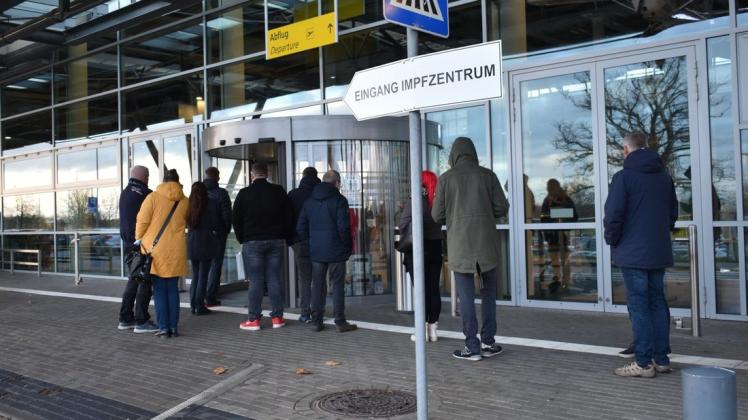 Menschen stehen vor dem Impfzentrum am Flughafen Rostock-Laage an: Impfungen verlagern sich jetzt zu den Hausärzten und zu Terminen mit den mobilen Impfteams.