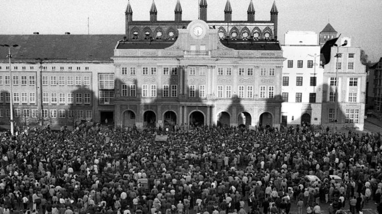 Erinnerung an die Friedliche Revolution in der Hansestadt: Die Rostocker demonstrieren am 22. März 1990 für eine personelle Erneuerung im Rat der Stadt sowie in den Schulen.