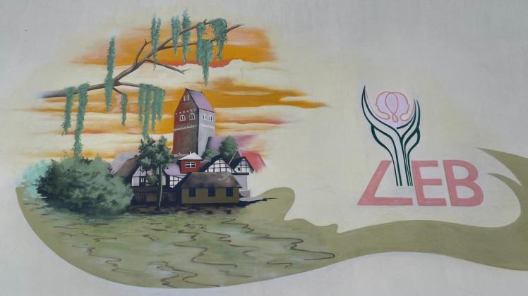Eine gestaltete Außenwand des LEB-Bildungszentrums symbolisiert, dass der gemeinnützige Bildungsträger in Parchim verwurzelt ist.