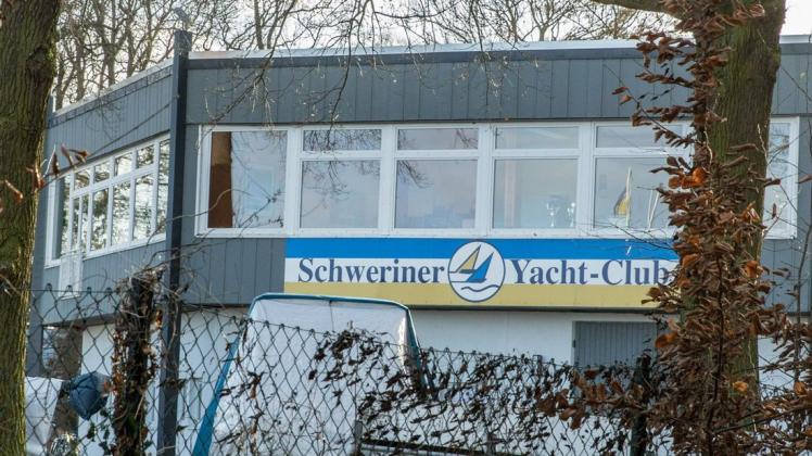 In der Nacht zu Dienstag versuchten Diebe mehrere Bootsmotoren am Schweriner Yachtclub zu stehlen.