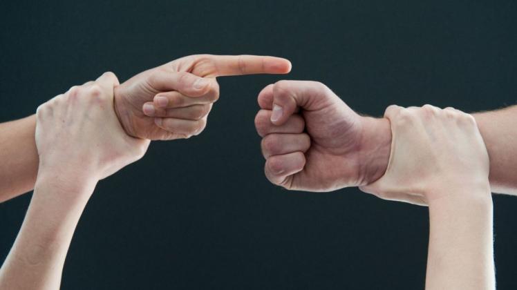 Einer zeigt auf den anderen, das passiert aktuell auch in Brüsewitz. Doch der Bürgermeister will dem nun bald eine Ende machen. Einer zeigt auf den anderen, das passiert aktuell auch in Brüsewitz. Doch der Bürgermeister will dem nun bald eine Ende machen.