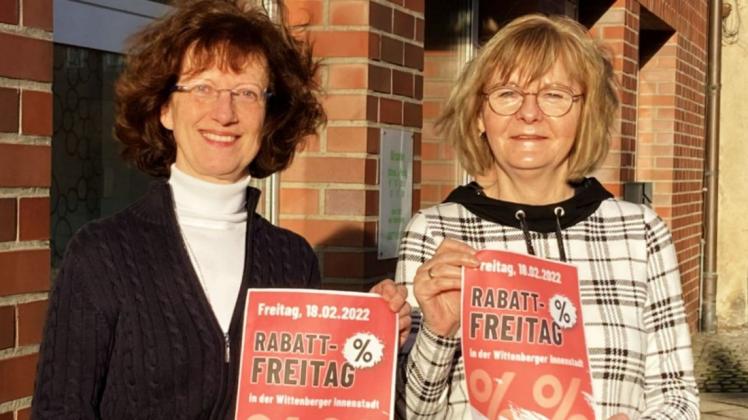Anke Hahn (l.) und Birgit Runge vom Wittenberger Interessenring freuen sich auf den Rabatt-Freitag am 18. Februar.