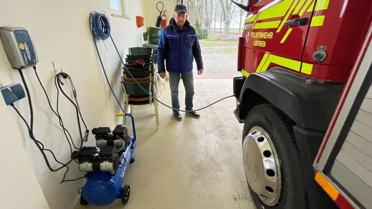 Eine Apparatur für mehr Geschwindigkeit beim Einsatz: Rasmus Rey, Gerätewart der Feuerwehr Lübtheen am Standort Jessenitz, freut sich über einen neuen „Flüsterkompressor“ für die Bremsanlage des Einsatzfahrzeuges.