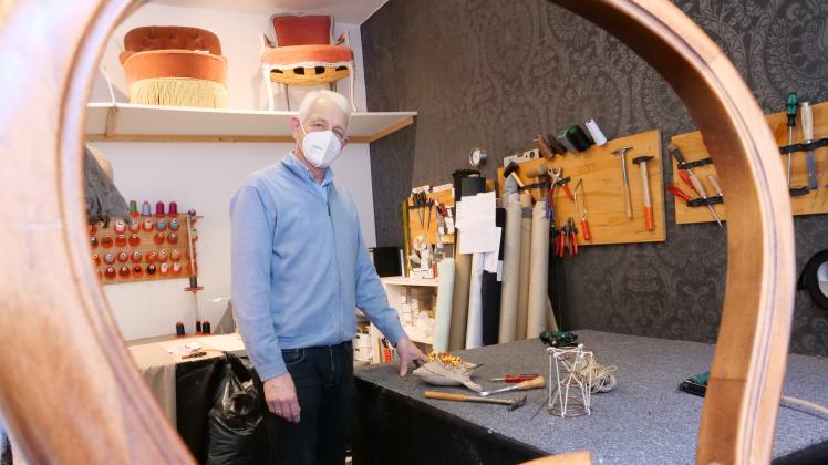Seit 14 Jahren verpasst Raumausstattermeister Walter Blom in der Osnabrücker Altstadt alten Möbelstücken ein neues Gewand. 