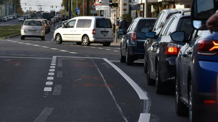 Umfrage zum Stauproblem in Schwerin: Die neue Verkehrsführung in der Lübecker Straße gehört zu den kritisierten Routen unter den Umfrageteilnehmern.