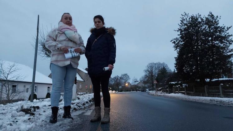 Aktuell müssen die Kinder diese Landesstraße entlanglaufen, um zur Haltstelle zu gelangen. Doch dieser Weg ist aufgrund des fehlenden Bürgersteiges gefährlich. Die Mütter Sabrina Wendt (l.) und Anne Schröder fordern einen Bürgersteig oder eine weitere Haltestelle.