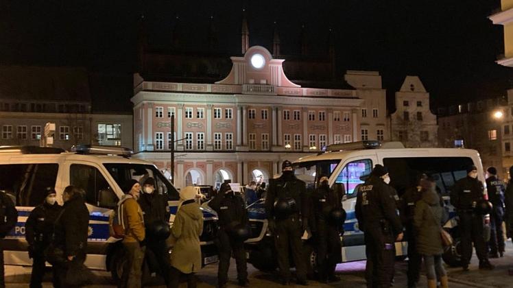 Der Neue Markt in Rostock wurde am Montagabend durch eine Polizeiblockade komplett abgeschirmt.