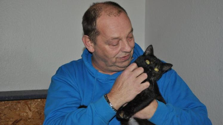 Christoph Heuer wartet auf eine Reaktion aus dem Rathaus zum Fall der gefundenen Katze.
