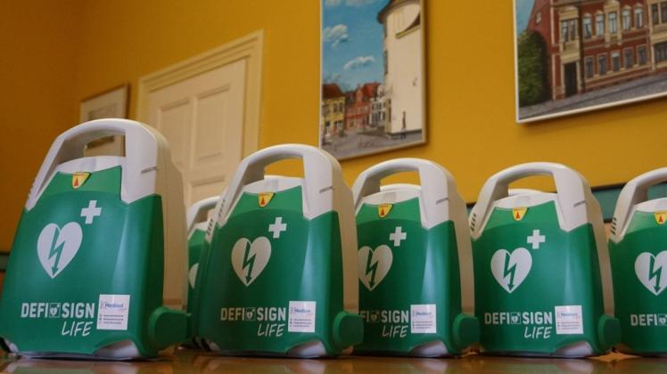 15 Defibrillatoren hat die Stadt Hagenow angeschafft. Bald werden sie ihre Plätze in Einrichtungen der Stadt finden.
