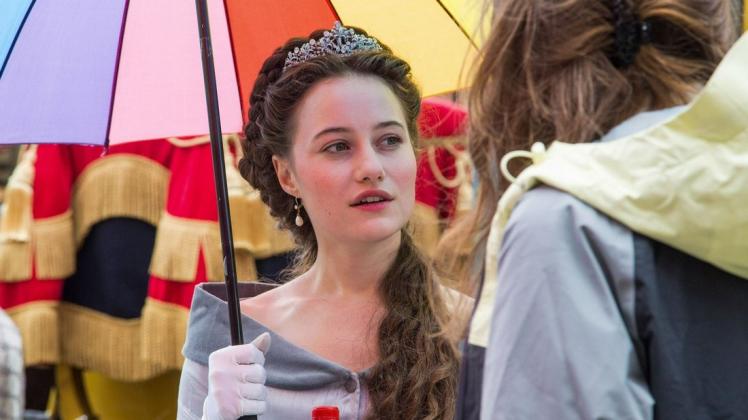 Dominique Devenport als Herzogin Elisabeth in Bayern, die zu Elisabeth von Österreich und später von Österreich-Ungarn wird, bei Dreharbeiten der RTL-Serie "Sisi". Dominique Devenport als Herzogin Elisabeth in Bayern, die zu Elisabeth von Österreich und später von Österreich-Ungarn wird, bei Dreharbeiten der RTL-Serie "Sisi".