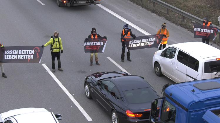 Aktivisten blockieren Autobahn 100 in Berlin.