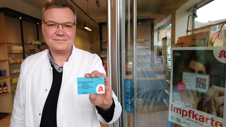 Die Hirsch-Apotheke in Emsbüren bietet den Impfnachweis im Scheckkartenformat der Firma Sanvivo an. Der Apotheker Jörg Hellmich präsentiert hier eine dieser Karten.