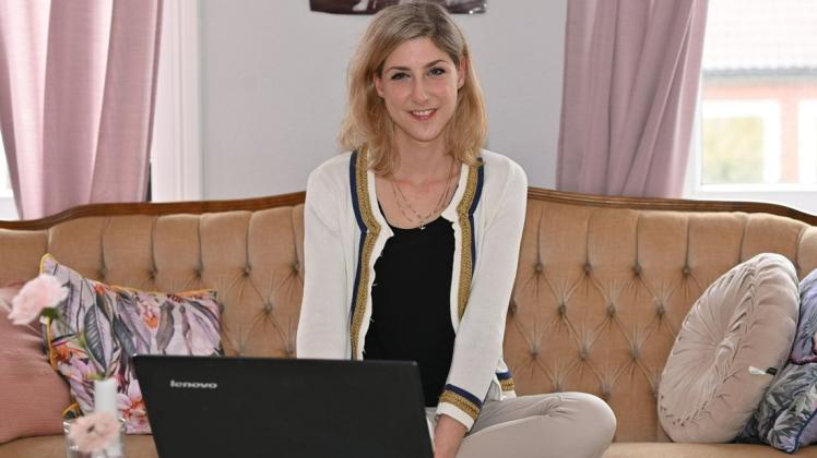 Das Laptop vor sich, berät Online-Hebamme Saskia Carlino bundesweit Patientinnen vom heimischen Sofa in Itzehoe.