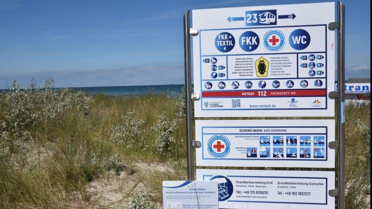 Solch ein Schild an jedem Strandaufgang weist die Besucher auf die Verbote am Strand hin. Die Einhaltung dieser Regeln kontrollieren dann die Strandvögte.