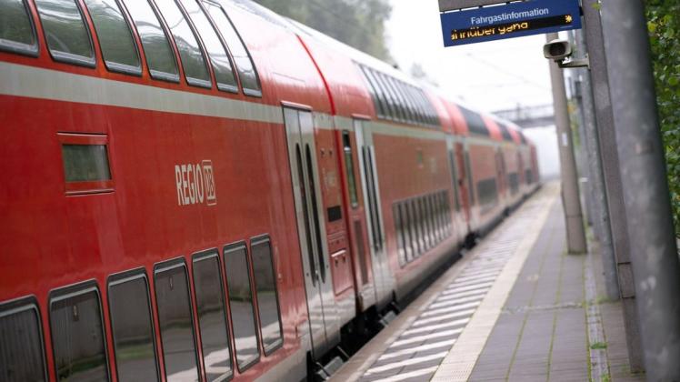 Drei Jugendliche brachten per Notbremse bei Kirch Jesar eine Regionalbahn mit der Notbremse zum Stehen und flüchteten. Später riefen drei Jugendliche über eine Notrufsäule an der A24 bei Bandenitz die Polizei zur Hilfe. Die Polizei ist sich sicher, dass es sich um dieselbe Gruppe handelt.