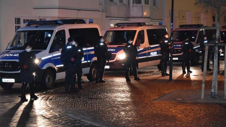 Auf dem Leuchtturm-Vorplatz in Warnemünde stoppte die Polizei den Protestzug und löste die Versammlung auf.