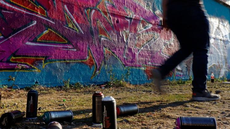 Auf frischer Tat hat die Rostocker Polizei in der Nacht zu Mittwoch einen Graffiti-Sprayer in der Kröpeliner-Tor-Vorstadt gestellt.