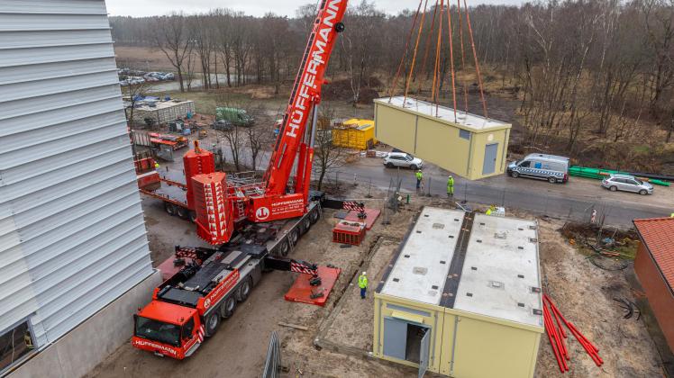 Die Gasdruckregelanlage besteht aus insgesamt drei zum größten Teil vorgefertigten Modulen, jedes viele Tonnen schwer. Vergangene Woche wurden die drei Module auf dem Kraftwerksgelände aufgestellt.