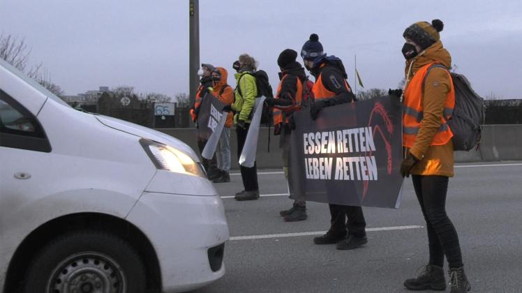 KINA - Klimaschützer blockieren Straßen