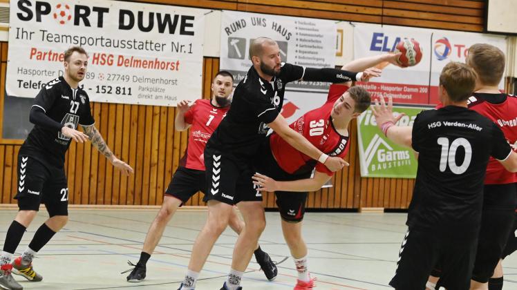 Die Landesliga-Handballer der HSG Delmenhorst II um Bastian Schäfer (mit Ball) wollen sich bei TS Woltmershausen durchsetzen.