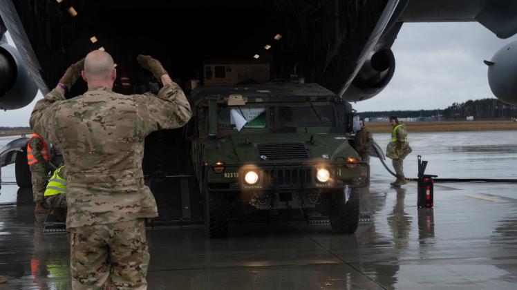 US-amerikanischer Soldaten kommen am Flughafen Rzeszow-Jasionka in Polen an.