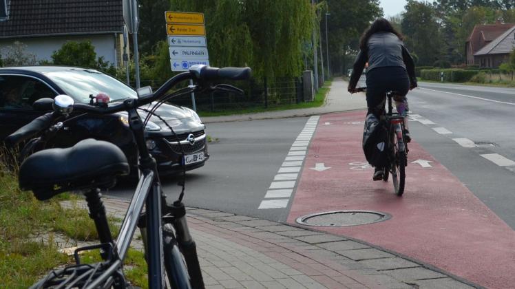 Radfahrer müssen den kombinierten Rad- und Fußweg auf der Nordseite der Straße benutzen. Dies stellt besonders an Einmündungen für alle Verkehrsteilnehmer wegen mangelnder oder fehlender Sichtbeziehungen eine erhebliche Gefährdungslage dar.