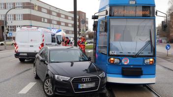 Donnerstagmittag stieß auf dem Rostocker Goetheplatz ein Auto mit einer Straßenbahn zusammen.