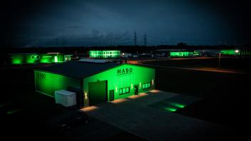In grünes Licht „getaucht“ waren am Donnerstagabend die Gebäude im Gewerbegebiet an A31 in Emsbüren.